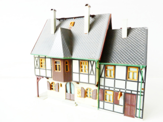 TT/H0 VERO Hrázdný městský dům s restaurací