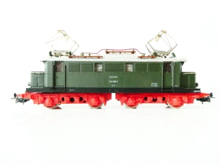 H0 PIKO Elektrická lokomotiva BR 244 068-3 DR TOP STAV NEPOUŽÍVANÁ v originální krabičce s průvodním listem