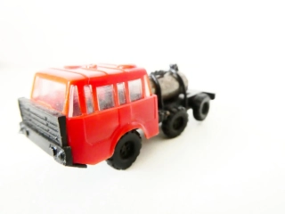 TT VEB Modell- Konstruktt Nákladní automobil TATRA 813 66 tahač červený s nákladem