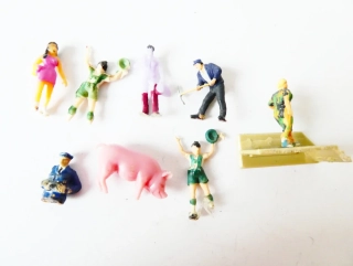 H0 MIX SET Figurky 8 ks - Cestující, drážní personál, prasátko (vše, co je na foto)