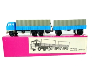 H0 VEB Plastspielwaren Berlin - Nákladní automobil VOLVO F 88 s přívěsem - valník s plachtou - v orig. krabičce TOP STAV