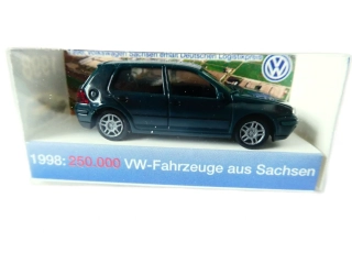 H0 AWM – Osobní automobil VW Golf IV s reklamním popisem „1998: 250.000 VW-Fahrzeuge aus Sachsen“ - NEPOUŽITÝ v originálním balení TOP STAV - sběratelský kousek