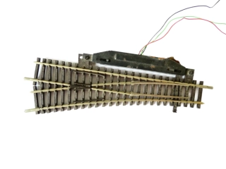 TT PILZ/TILLIG 83322 Výhybka oblouková levá 15° 129,5 mm s elektrickým přestavníkem PĚKNÝ STAV